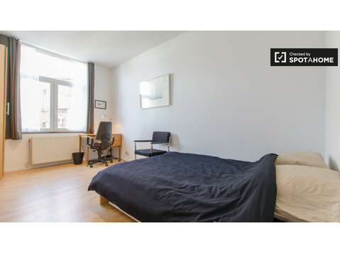 Elegant room in 8-bedroom apartment in Schuman, Brussels - Til leje