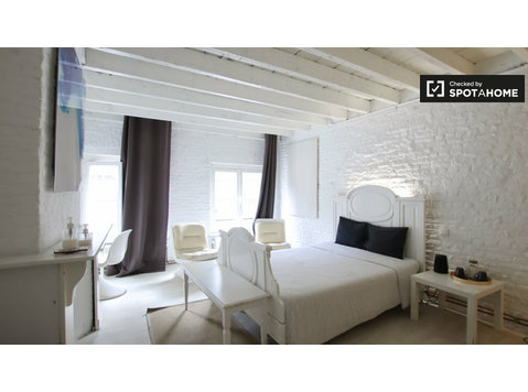 Elegant room to rent, 3-bedroom apartment, central Brussels - For Rent