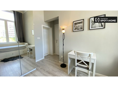 En-suite room in 7-bedroom house, European Quarter, Brussels - 出租