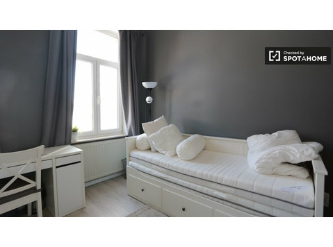 En-suite room in 7-bedroom house, European Quarter, Brussels - 	
Uthyres