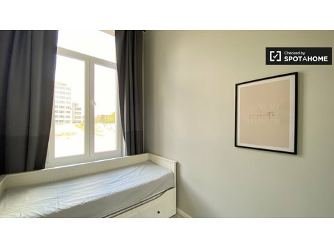 Chambre avec salle de bains dans une maison de 7 chambres,… - À louer