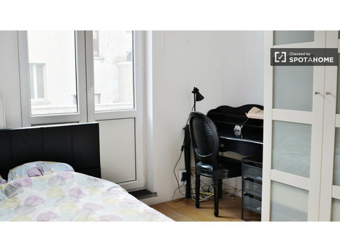Equipped room in 2-bedroom apartment in Ixelles, Brussels - For Rent