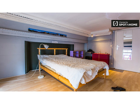 Ixelles, Brüksel'de 3 yatak odalı dairede donanımlı oda - Kiralık