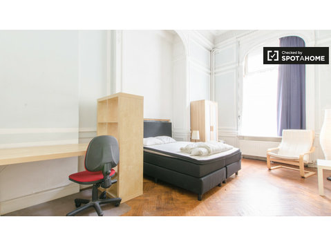 Equipped room in 3-bedroom apartment in Ixelles, Brussels - For Rent