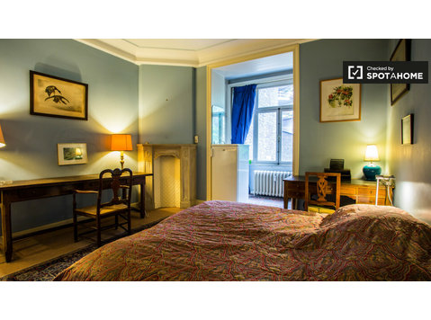 Ausgestattete Zimmer in 3-Zimmer-Wohnung in Uccle, Brüssel - Zu Vermieten