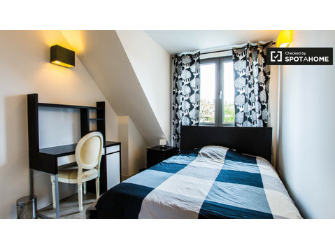 Equipped room in 3-bedroom apartment in Uccle, Brussels - Til leje