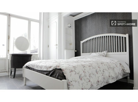 Orman, Brüksel'deki 4 odalı bir daireden donanımlı oda - Kiralık