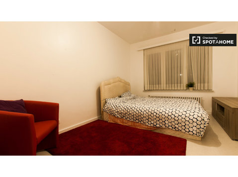 Chambre équipée dans un appartement de 4 chambres à Jette,… - À louer