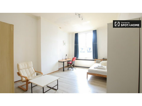 Equipped room in 5-bedroom apartment in Ixelles, Brussels - For Rent