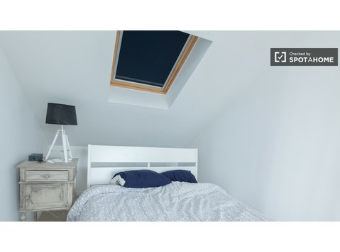Ixelles, Brüksel'de 5 yatak odalı dairede donanımlı oda - Kiralık