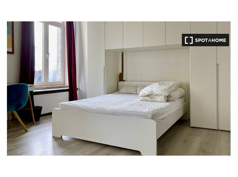 Equipped room in 5-bedroom apartment in Ixelles, Brussels - Te Huur