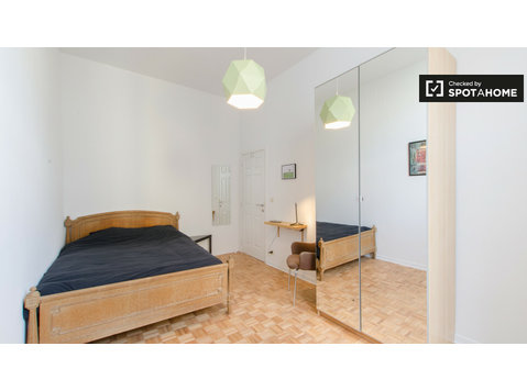 Schuman, Brüksel'de 8 odalı bir daireden donanımlı oda - Kiralık