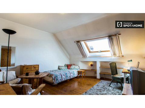 Chambre équipée dans un appartement à Anderlecht, Bruxelles - À louer