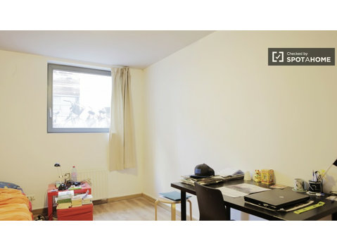 Equipped room in apartment in Brussels City Centre - Te Huur