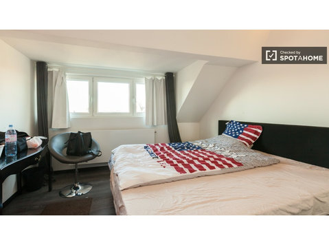Chambre équipée dans un appartement à Etterbeek, Bruxelles - À louer
