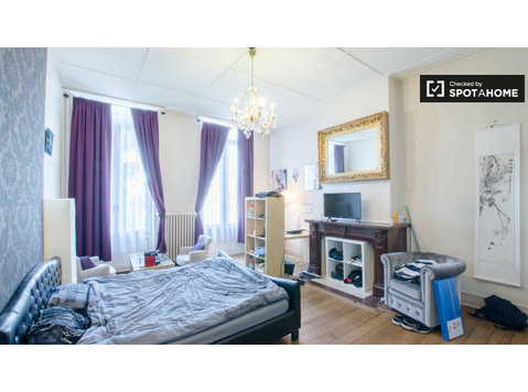 Chambre équipée dans un appartement à Ixelles, Bruxelles - À louer