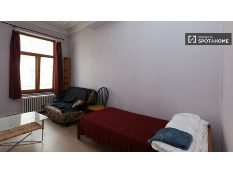 Equipped room in apartment in Saint Gilles, Brussels - For Rent