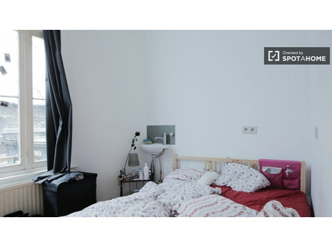 Camera attrezzata in appartamento condiviso a Bruxelles - In Affitto