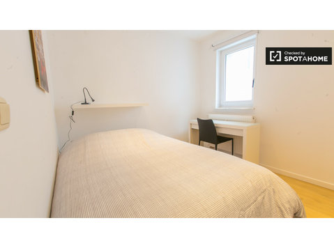 3 yatak odalı dairede, Brüksel şehir merkezinde döşenmiş oda - Kiralık