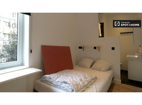 Etterbeek, Brüksel'de 3 yatak odalı dairede mobilyalı oda - Kiralık