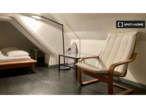 Ixelles, Brüksel'de 3 yatak odalı dairede mobilyalı oda - Kiralık