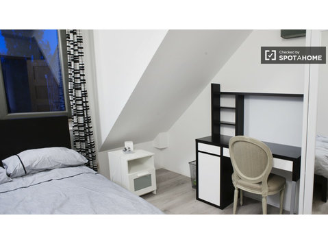 Furnished room in 3-bedroom apartment in Uccle, Brussels - Til leje