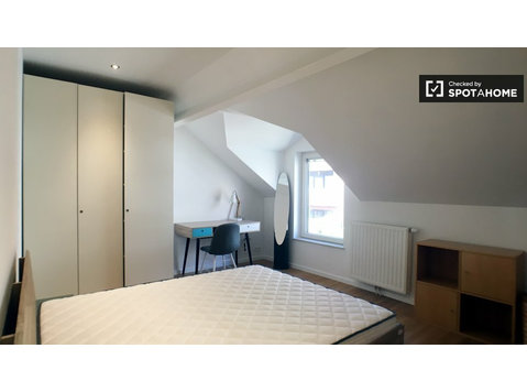 Möbliertes Zimmer in 4-Zimmer-Haus in Schaerbeek, Brüssel - Zu Vermieten