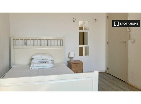 Ixelles, Brüksel'de 5 yatak odalı dairede mobilyalı oda - Kiralık