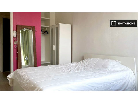 Ixelles, Brüksel'de 5 yatak odalı dairede mobilyalı oda - Kiralık