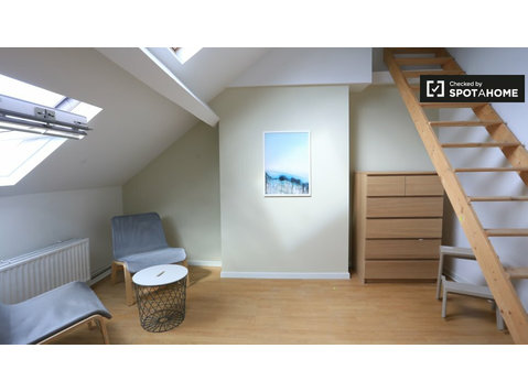 Möbliertes Zimmer in 6-Zimmer-Haus in Saint Gilles, Brüssel - Zu Vermieten