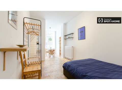 Furnished room in 8-bedroom apartment in Schuman, Brussels - Til Leie