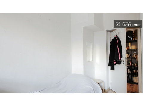 Furnished room in apartment in Brussels City Centre - Te Huur