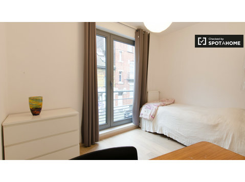 Saint Gilles'teki apartman dairesinde döşenmiş oda, Brüksel - Kiralık