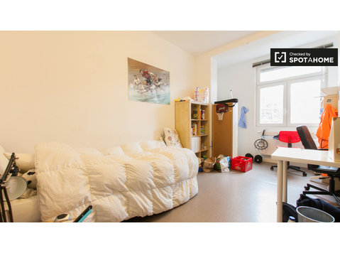 Camera arredata in appartamento a Saint Guidon, Bruxelles - In Affitto