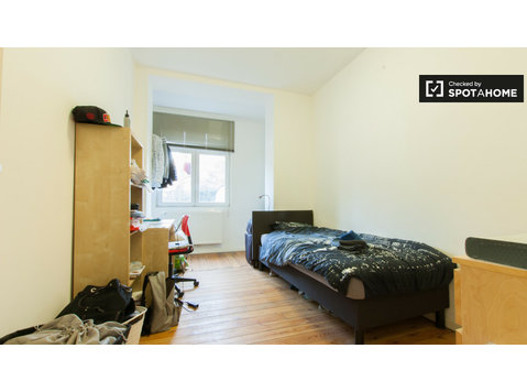 Möbliertes Zimmer in einer Wohnung in Saint Guidon, Brüssel - Zu Vermieten