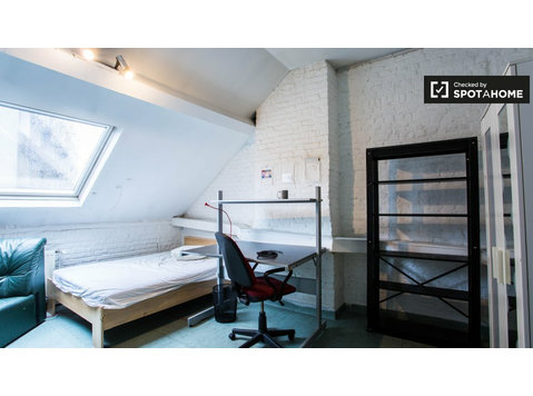 Furnished room in apartment in Saint Josse, Brussels - Til Leie