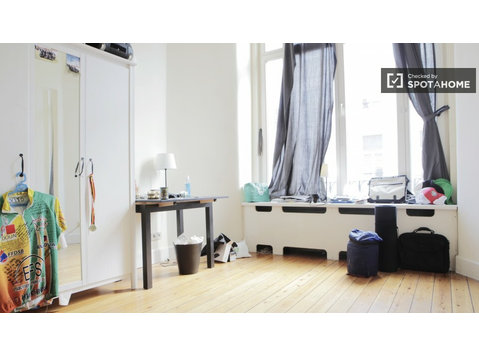 Brüksel'de ortak kullanılan dairede mobilyalı oda - Kiralık