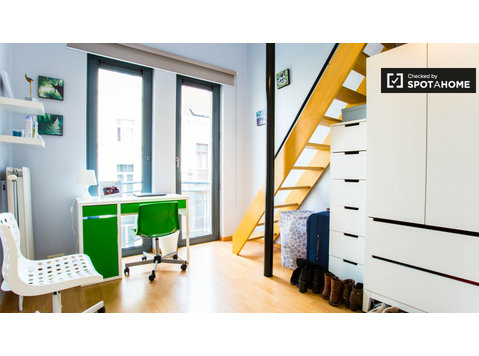 Gutes Zimmer in einer 5-Zimmer-Wohnung in Etterbeek, Brüssel - Zu Vermieten