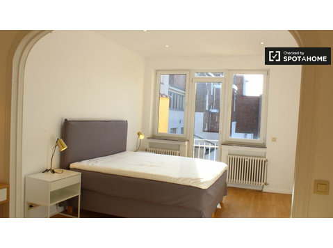 Enorme quarto para alugar em Woluwe Saint Lambert, Bruxelas - Aluguel