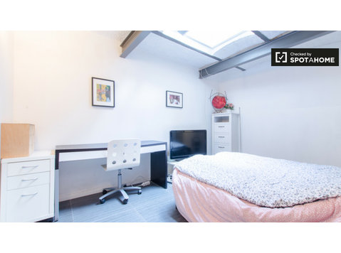 Huge room in 2-bedroom apartment in Forest, Brussels -  வாடகைக்கு 