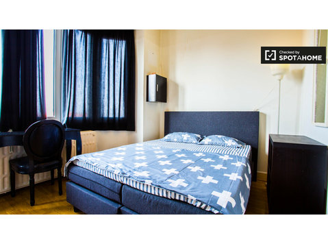 Huge room in 2-bedroom apartment in Schaerbeek, Brussels - For Rent
