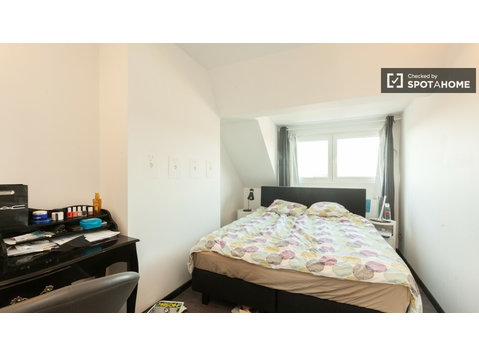 Gran habitación en el apartamento en Etterbeek, Bruselas - Alquiler