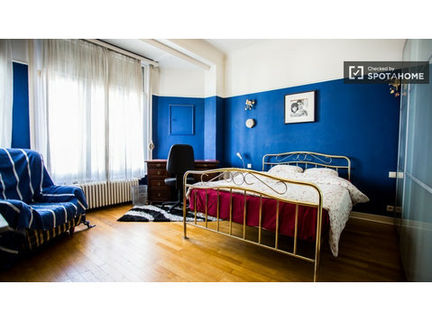 Grande chambre dans un appartement à Woluwe, Bruxelles - À louer