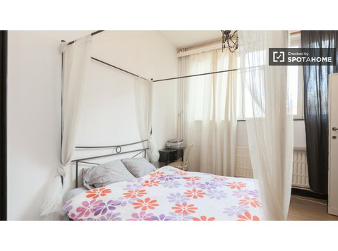 Interior room in 2-bedroom apartment in Schaerbeek, Brussels - For Rent