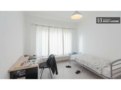 Habitación íntima en apartamento de 6 dormitorios en Jette,… - Alquiler