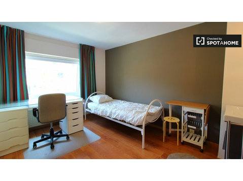 Chambre intime dans un appartement à Saint-Stevens-Woluwe,… - À louer