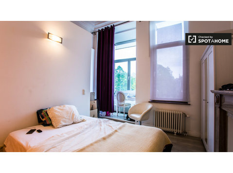 Inviting room in 2-bedroom apartment in Uccle, Brussels - Til leje