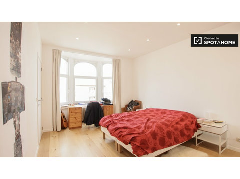 Large ensuite room for rent - Woluwe Saint Lambert, Brussels - For Rent