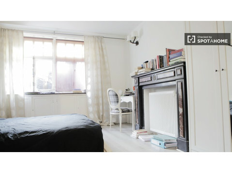 Large room in 3-bedroom apartment in Uccle, Brussels - Vuokralle