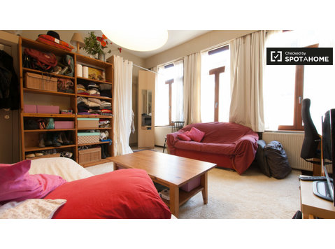Großes Zimmer in 4-Zimmer-Wohnung in Marolles, Brüssel - Zu Vermieten